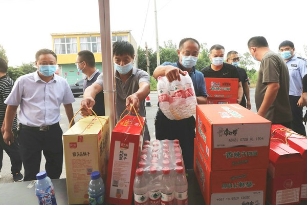 濉溪县双堆集镇人大慰问疫情防控一线工作人员照片.JPG